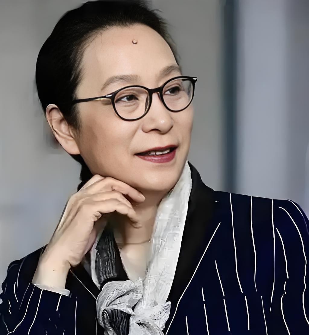 孩子父亲真相大白一月后，奚美娟低调露面，手足无措，落寞呆坐