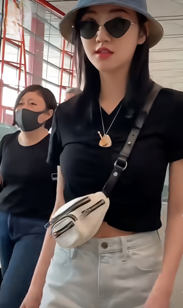 景甜现身机场，黑T配短裤长发披肩，温柔又漂亮