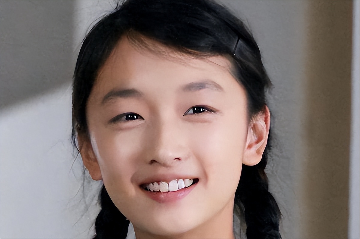 张艺谋也没想到，33岁“争议缠身”的周冬雨，竟走上一条上坡路