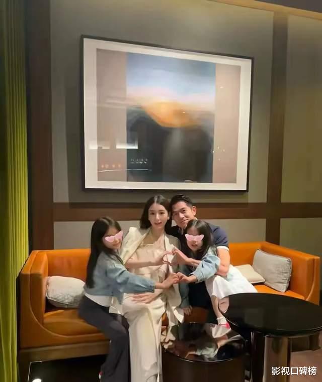 方媛挺孕肚打出租送女儿上学，孕晚期肚大如箩，方妈妈不放心跟着