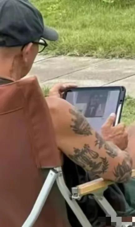 具俊晔顾头不顾尾，墓地“摆摊”凹人设，不小心曝光大S寒酸一面