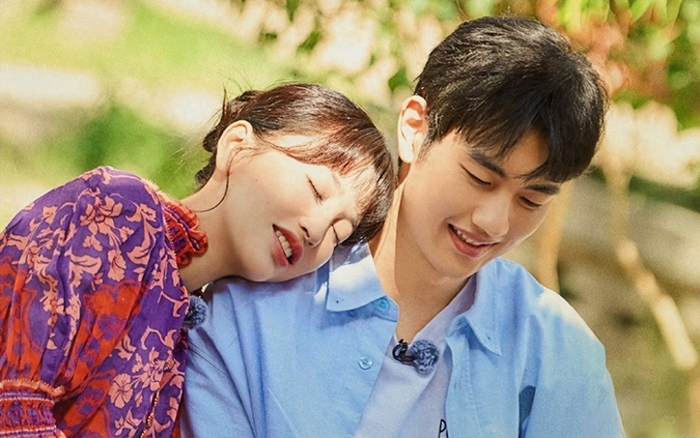 金莎携小男友现身英国，皮草配奶奶帽显老气，孙丞潇看她一脸宠溺