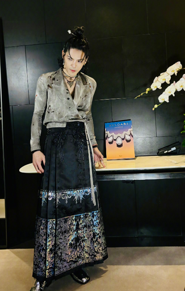 向佐新加坡被偶遇,热天穿羽绒服好怪异,网友:对视一眼落荒而逃