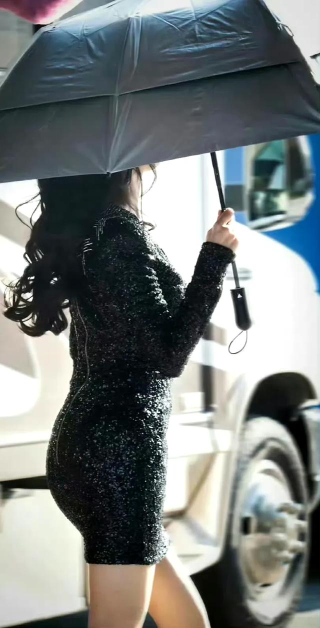 杨幂！还得是大幂幂啊，起码真实，不像某些人垫来垫去！