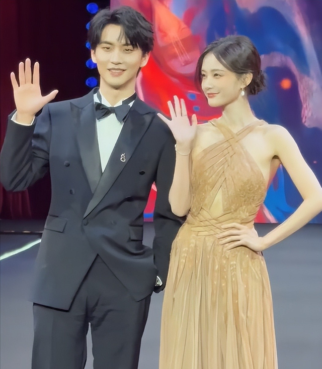 上海这一夜，被笑不露齿的刘诗诗惊艳，从不穿暴露礼服却艳压全场