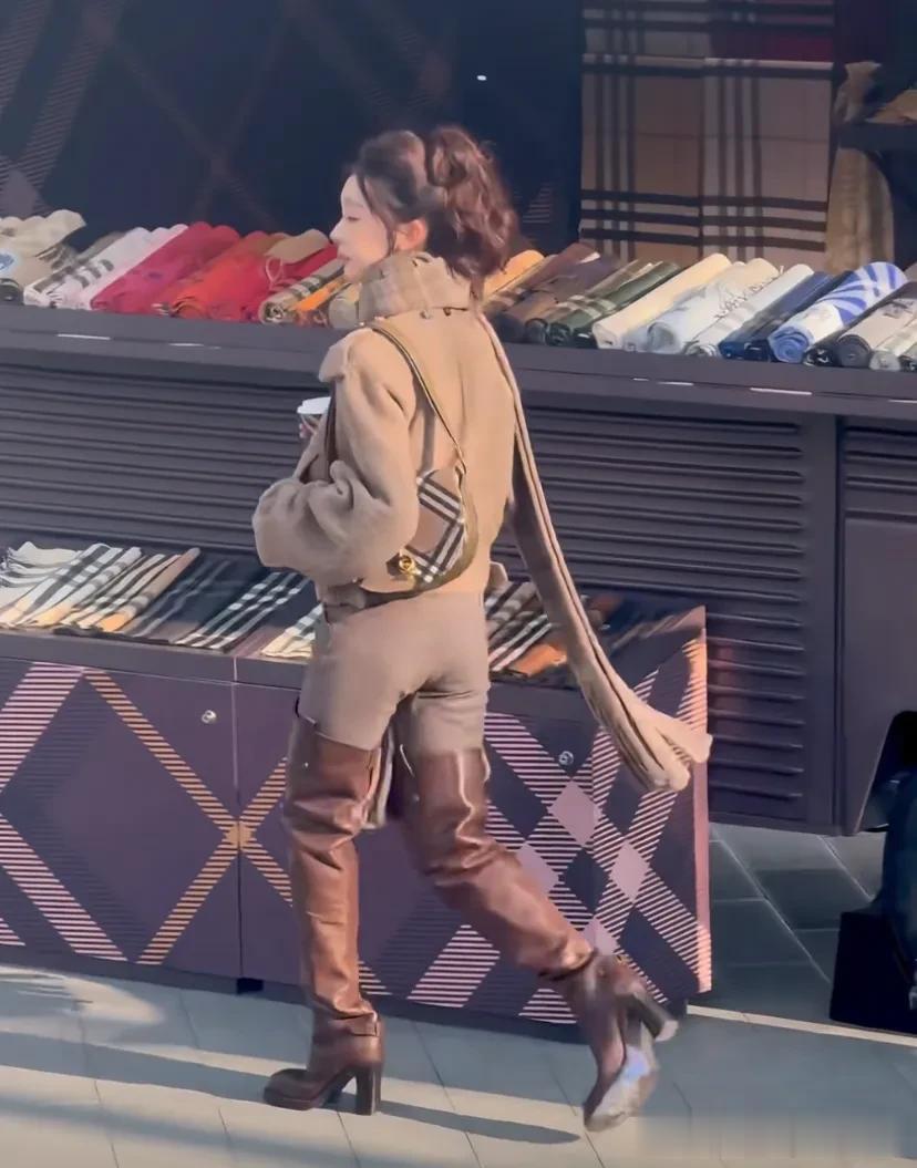 易梦玲国外拍摄，身穿全套巴宝莉，颜值超绝却因穿长筒靴像五五分