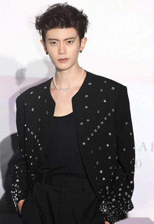 上海活动生图曝光,任嘉伦脸蜡黄,身形消瘦,易梦玲咋穿成这?