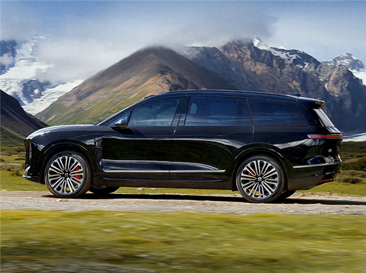 蔚来创奇迹！全新ES8月销2.2万台：超问界M8跻身大型SUV销冠