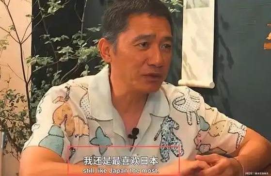 63岁梁朝伟在韩国出席电影节，对观众比心卖萌，网友：不社恐了？