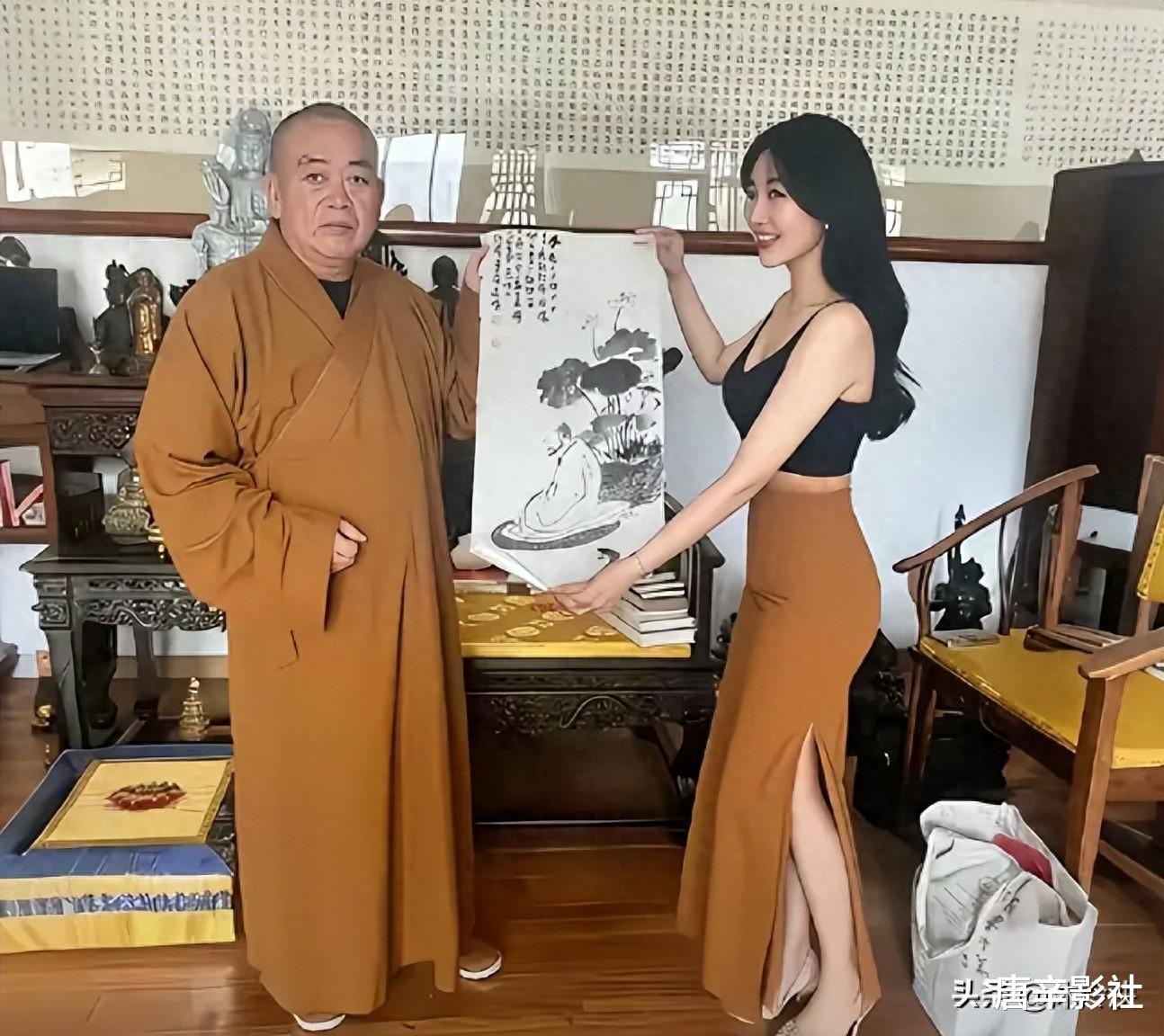 央视名嘴刘芳菲罕见回应与少林方丈关系！网友热议：名人合影该被过度解读吗？