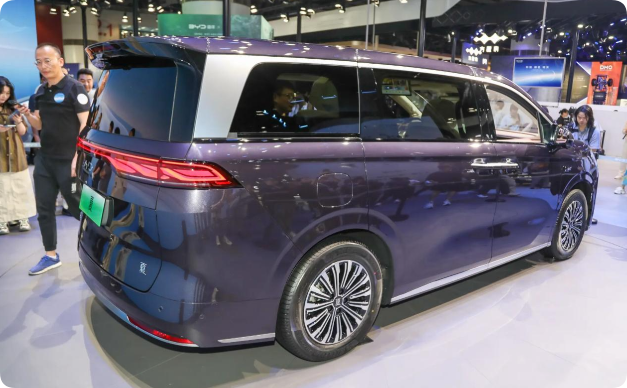 GL8拿什么来比？新车24.98万起，油耗5.3L能跑满1006km