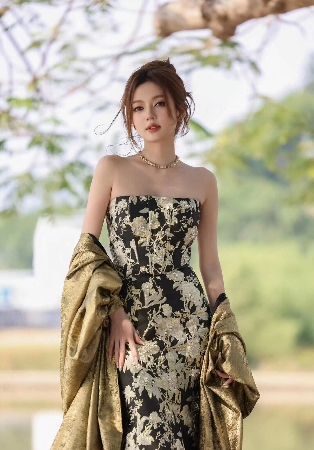 何瑞贤穿白裙拍美照，身段窈窕超有韵味