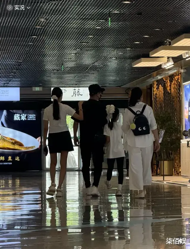 偶遇汪峰带娃，二女儿将手搭他肩膀，醒醒紧牵爸爸手，三人好有爱