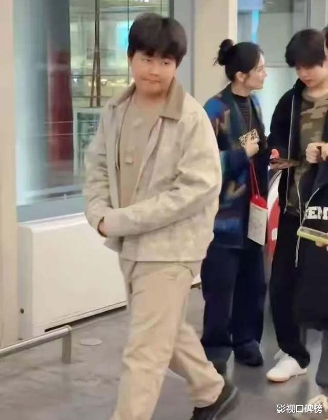 胡可和沙溢去机场接儿子,14岁安吉身高超180,瘦身后比爸爸还帅