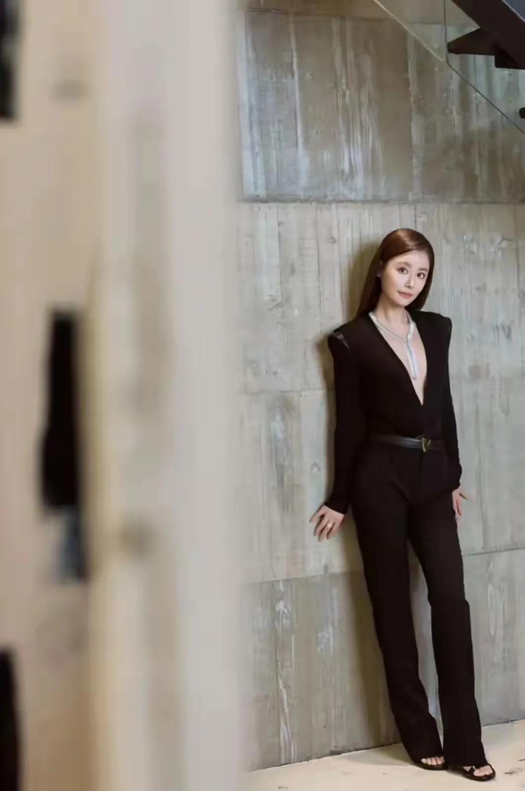 林心如:不老女神~深v真空西装