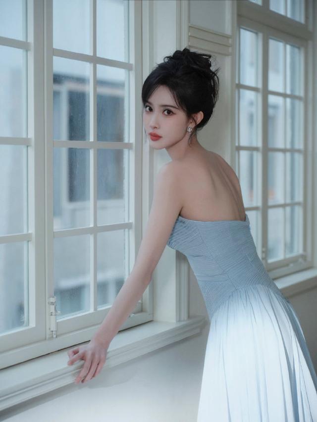 孟子义穿淡蓝抹胸长裙显清新优雅，网友：温婉又有气质！