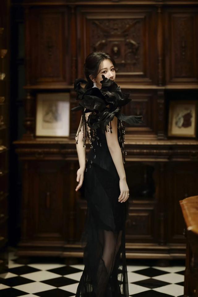 杨紫穿定制黑裙，这还是当年的小雪吗？