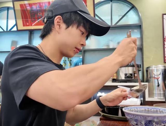 王中磊19岁儿子在北京,端盘子擦桌,累得睁不开眼,大碗面全吃光