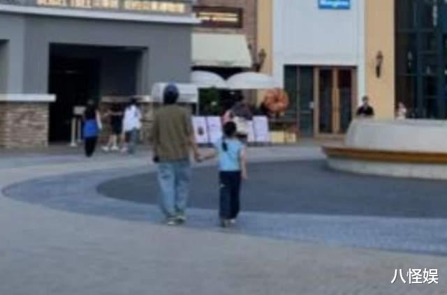 董子健和女儿牵手逛街，像牵着小孙怡，8岁大福五官像爸爸也不丑