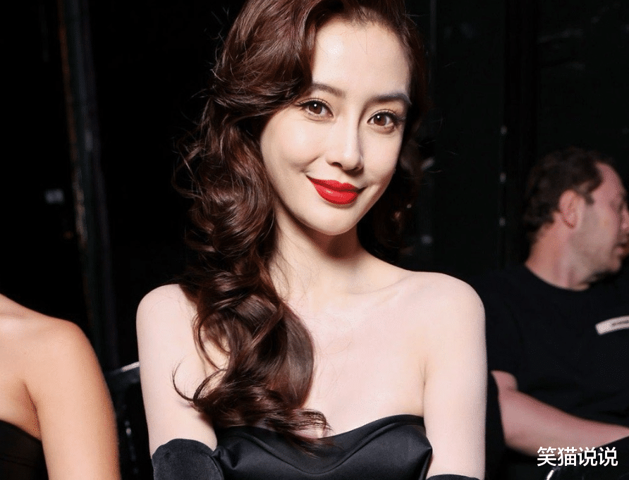 杨颖亮相巴黎活动:黑裙卷发好贵气,生图好美!