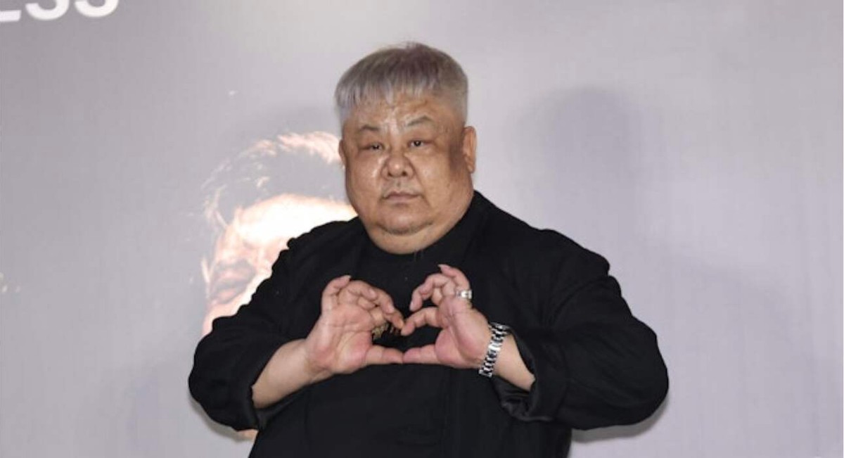 离谱！香港知名老戏骨被指欠债百亿，本人粗口回应，拒转行做司机