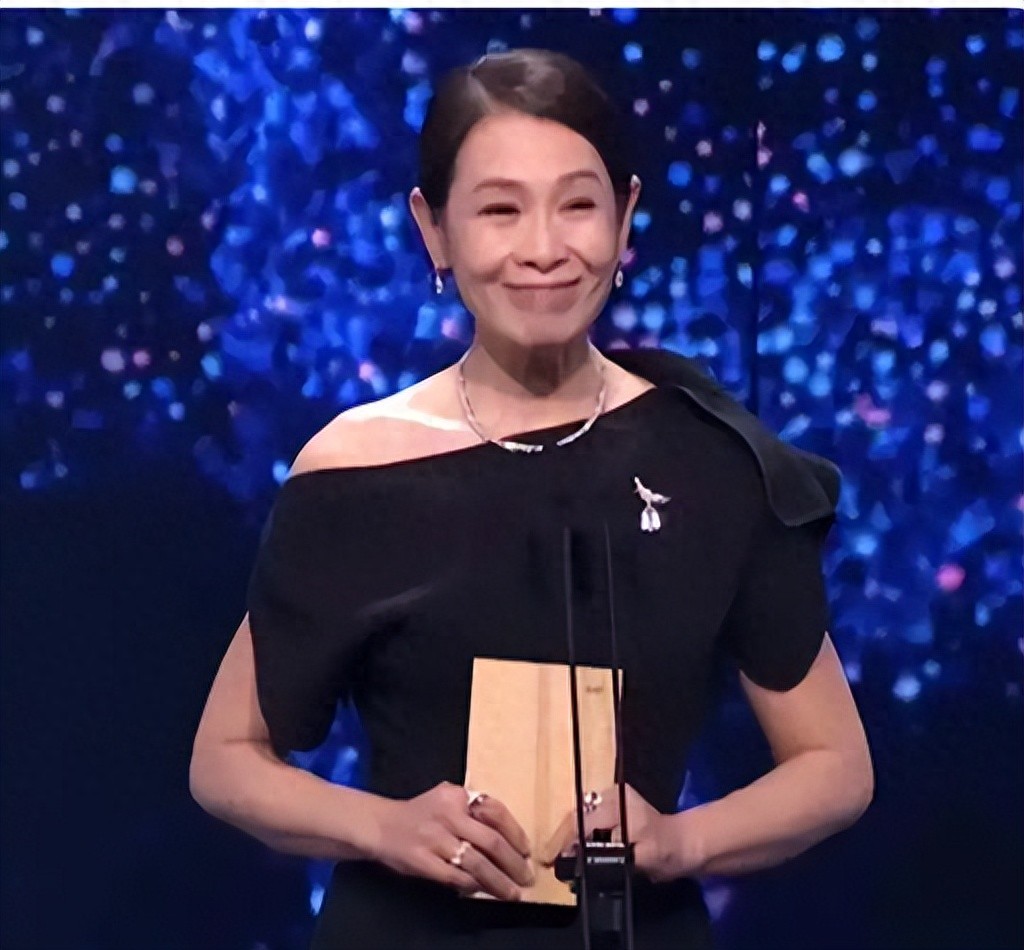 56岁刘若英断崖式衰老，曾2段感情受挫，与钟小江高龄生子很甜蜜