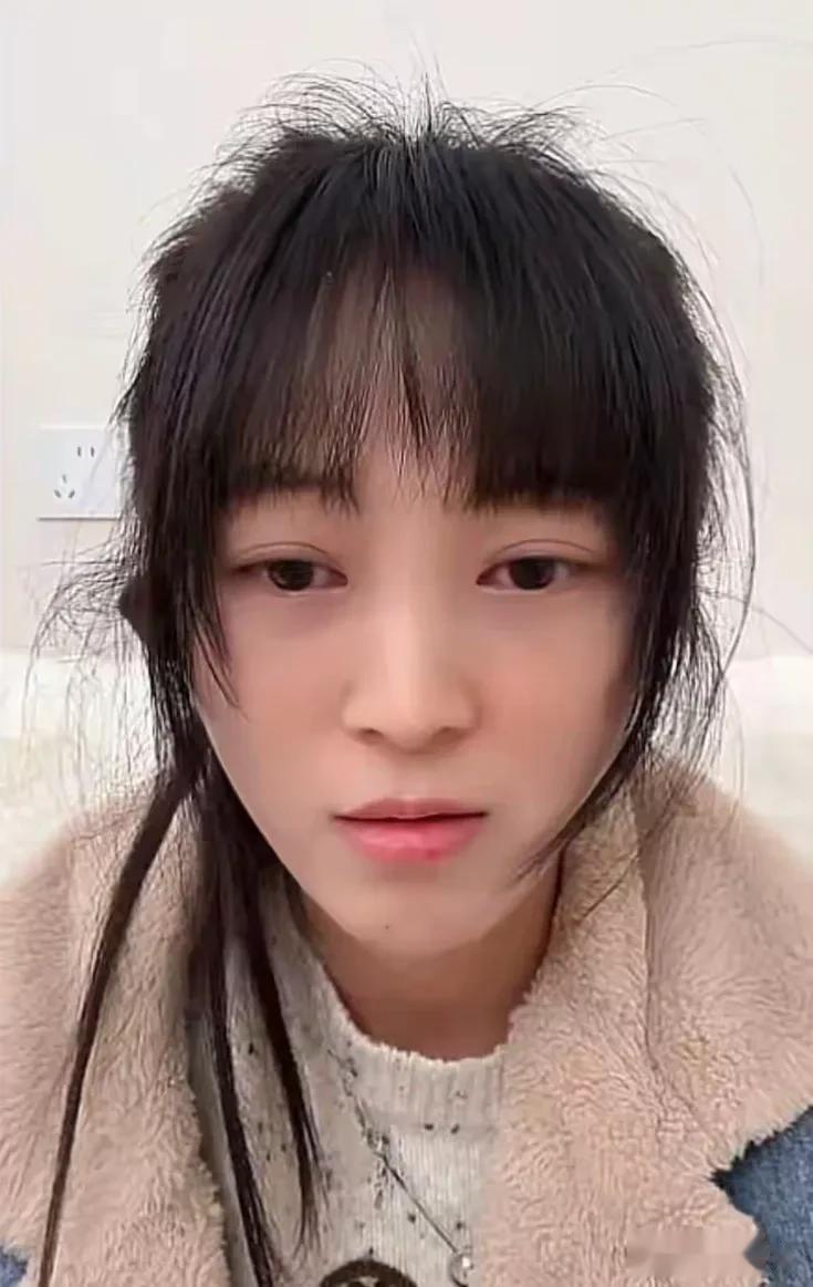 呆呆妹爆火后首次直播，人气爆棚关闭了打赏，澄清自己35岁且未婚