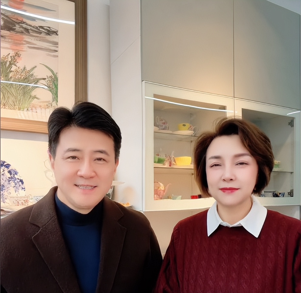 原来他们是夫妻！两个都是上海知名主持人，如今经商公司价值过亿