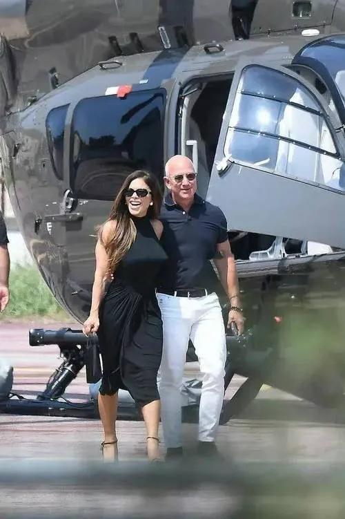 贝佐斯为桑切斯庆生！前首富断崖式衰老像圣诞老人，俩人都很招摇