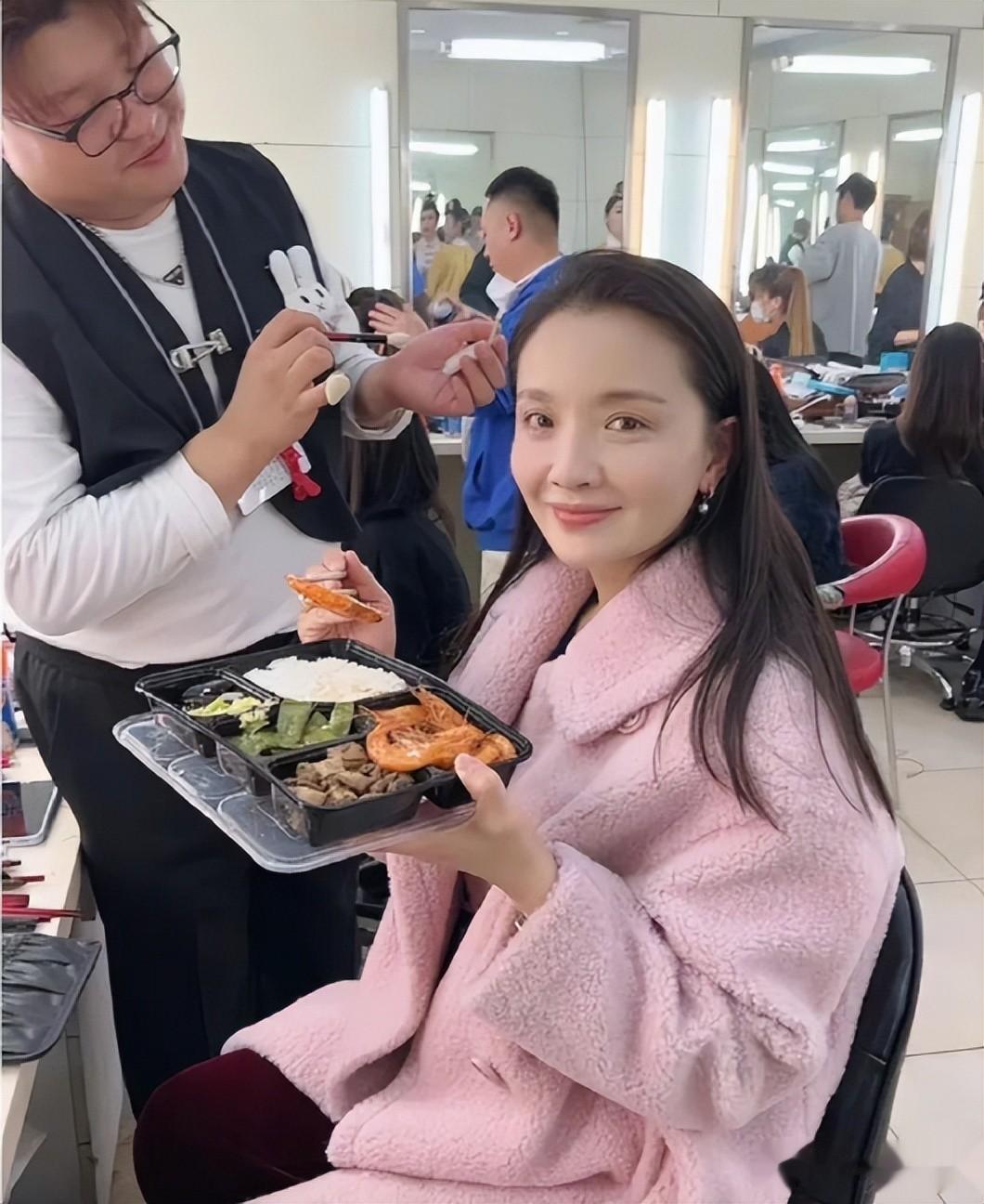 春晚幕后伙食曝光，明星彩排也吃盒饭，湖北春晚有热汤获好评