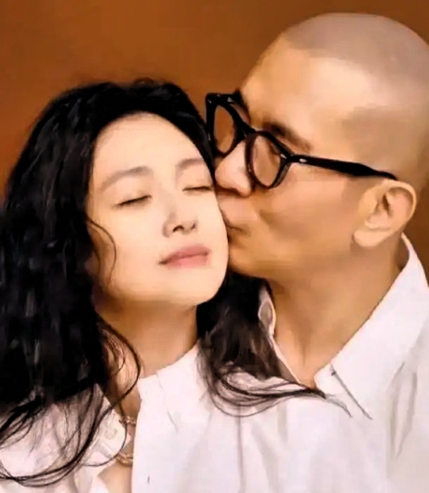 具俊晔祭拜大S画面曝光！冒雨磕头落泪，首谈陪伴缘由惹全网泪目