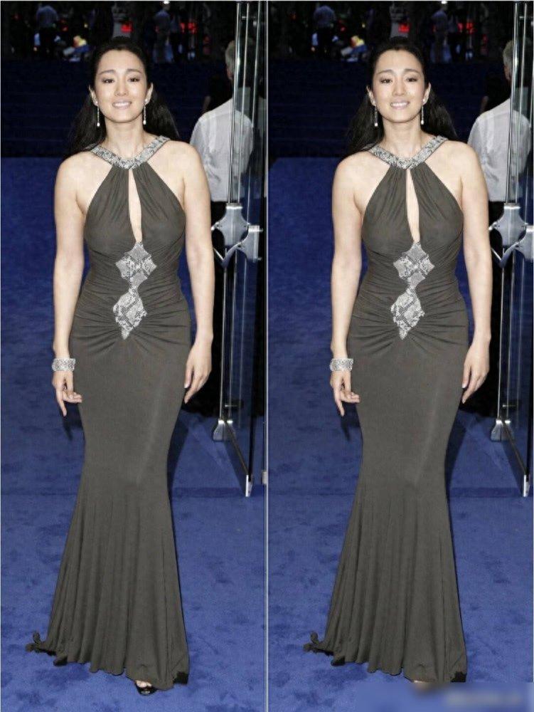 58岁巩俐不走寻常路，身材壮硕又敢穿，年过半百穿挂脖裙特有韵味