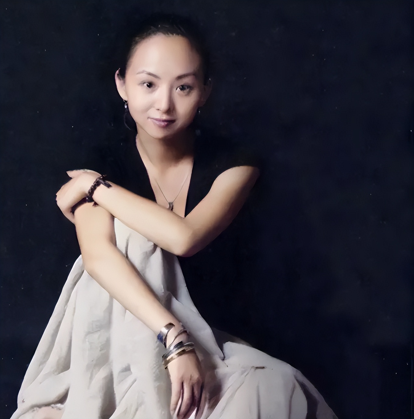 当年千手观音的聋哑人领舞，被富商苦追8年，如今她成了这副模样