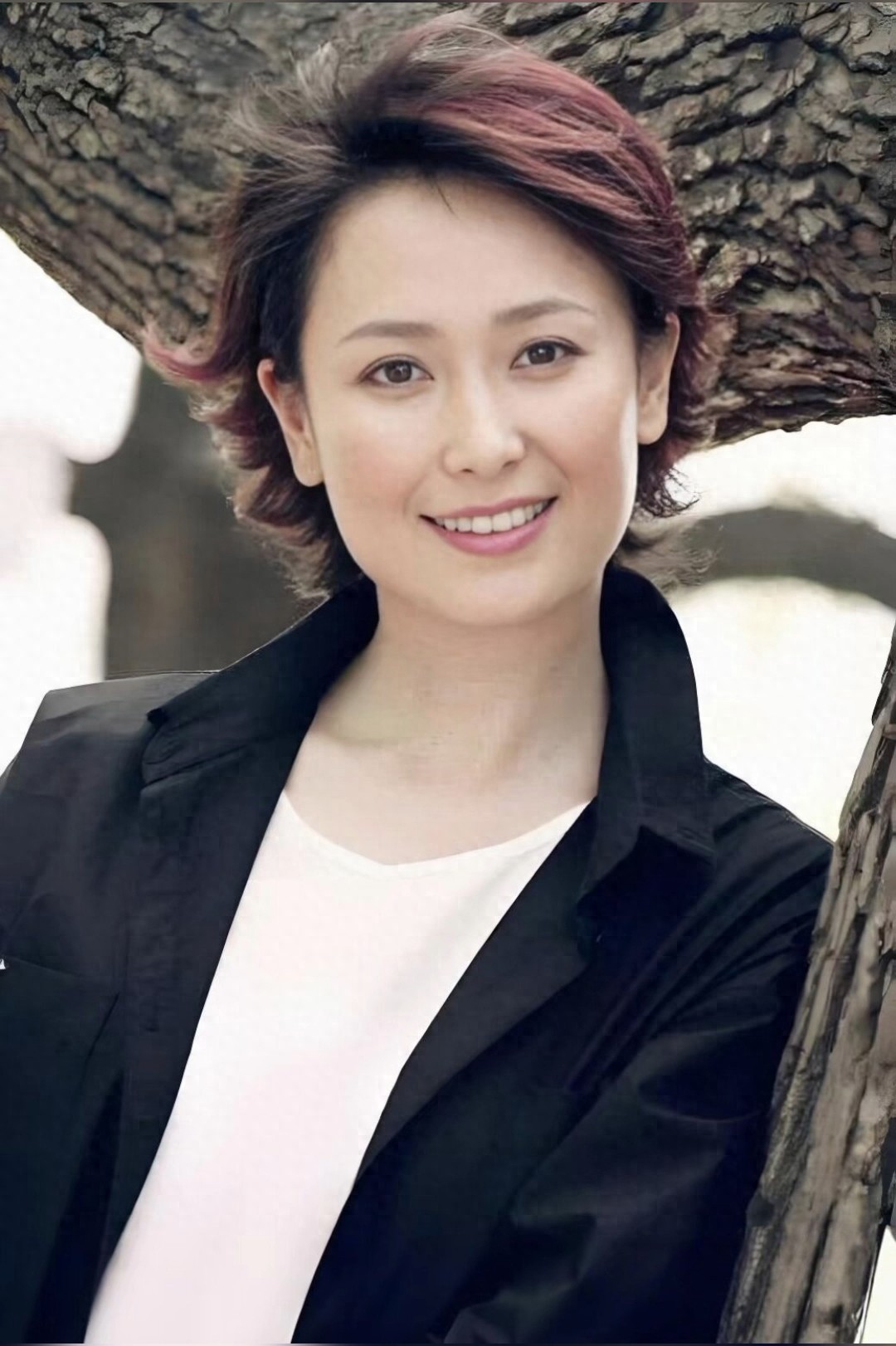 她一婚嫁给大8岁演员，二婚嫁给富商，如今61岁被宠成“公主”