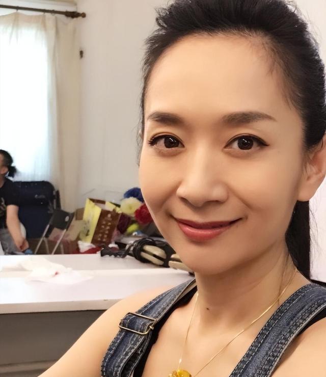 主持人王芳晒北京豪宅，院子大得能跑步有喷泉，18岁女儿皮肤真黑