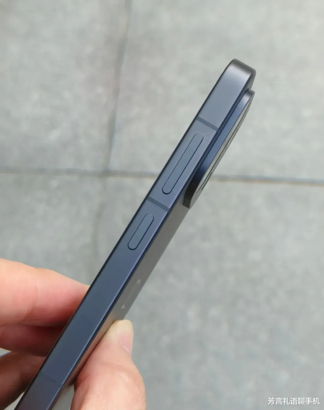 這才是小屏手機中的“性價比之王”？質感出色、全方位能打，價格更低