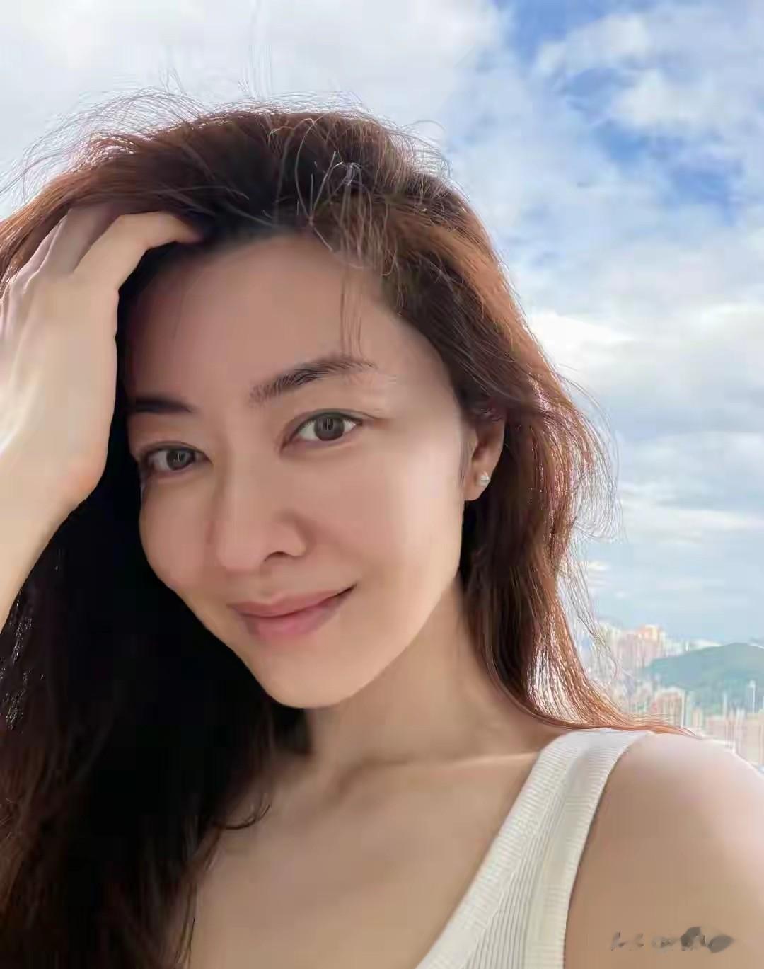 45岁熊黛林庆生太热闹，全家福里婆婆姐姐全到场，双胞胎女儿萌翻