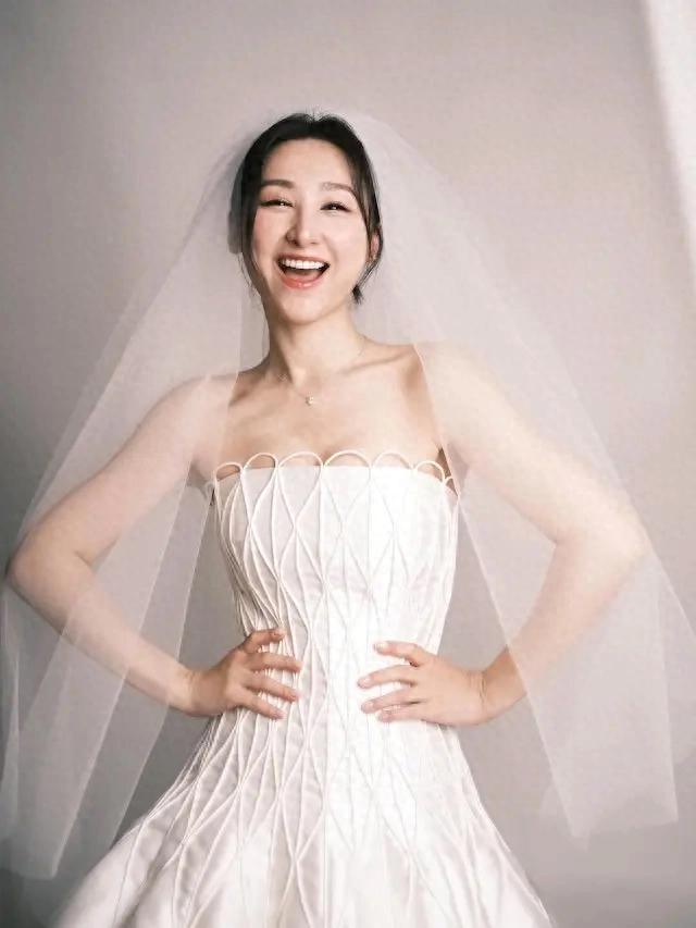 TVB当红花旦突然公开婚纱照,圈中好友送祝福,单身多年曾受情伤