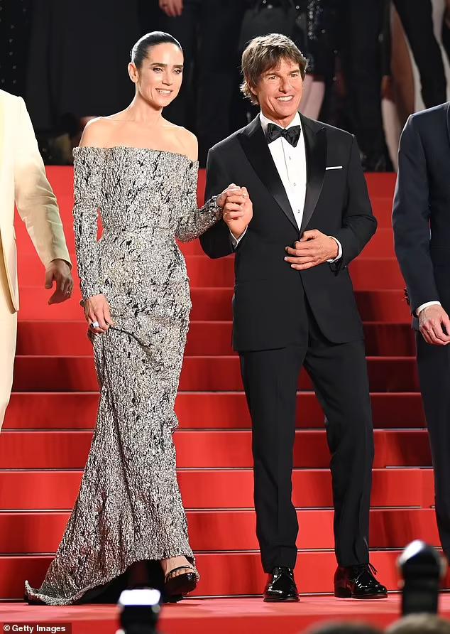 63岁阿汤哥真实身高引关注，硬汉常用“增高神器”，总能秒变180