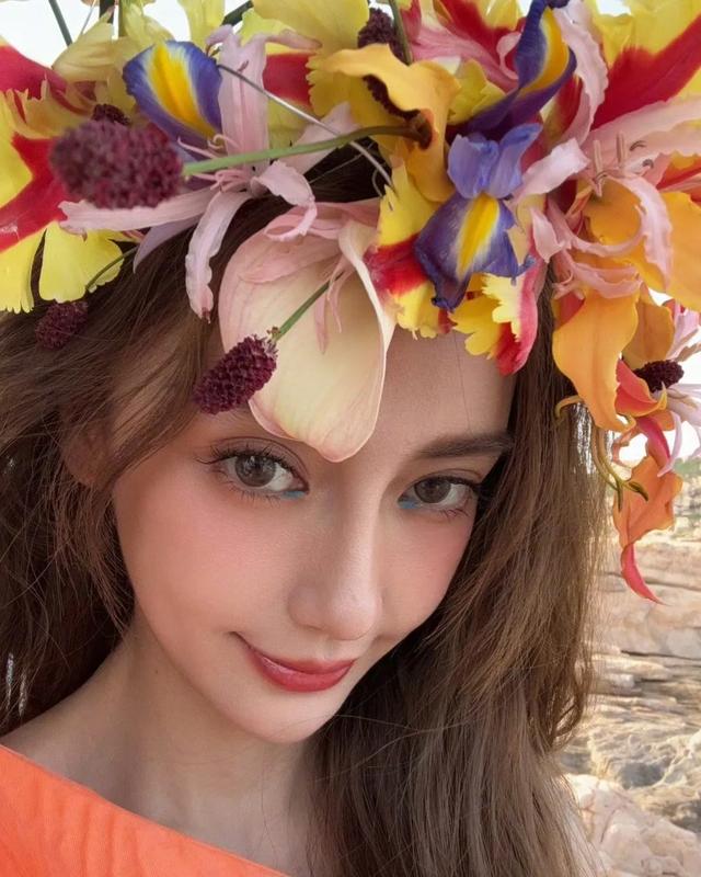 Angelababy 发微博祝大家节日快乐,罕见晒出儿子小海绵的正脸照。