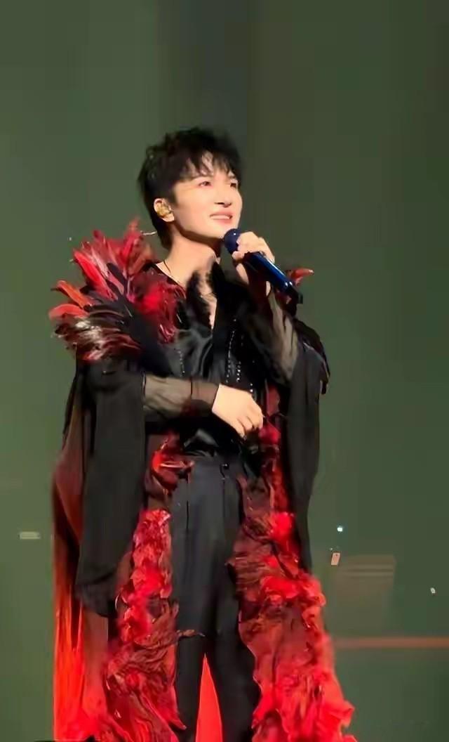 北京这夜，孙俪的行为戳穿了周深在乐坛的地位，那英没一句话白说