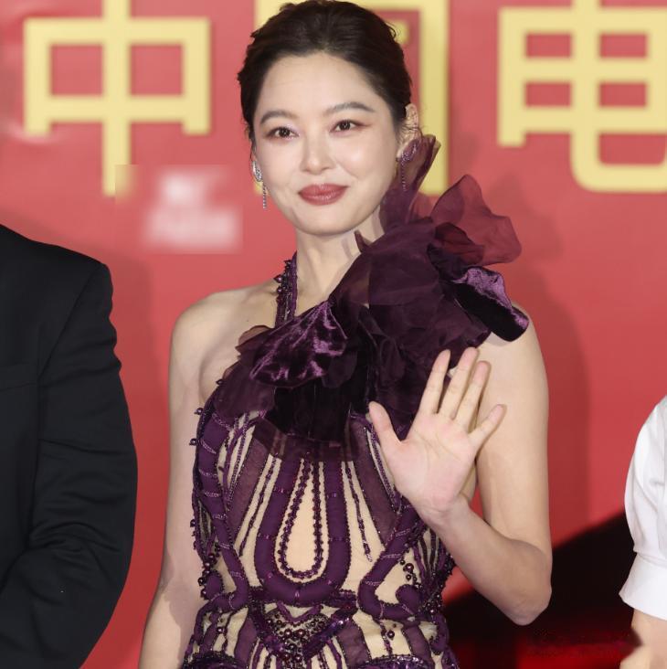 金鸡奖红毯太精彩!钟楚曦穿粉色被嘲上春山,辛芷蕾被冻得直点头