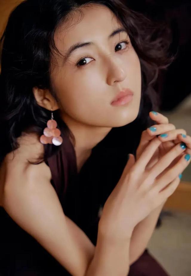 张子枫是真的长大了，干净又清冷，美的得让人挪不开眼。