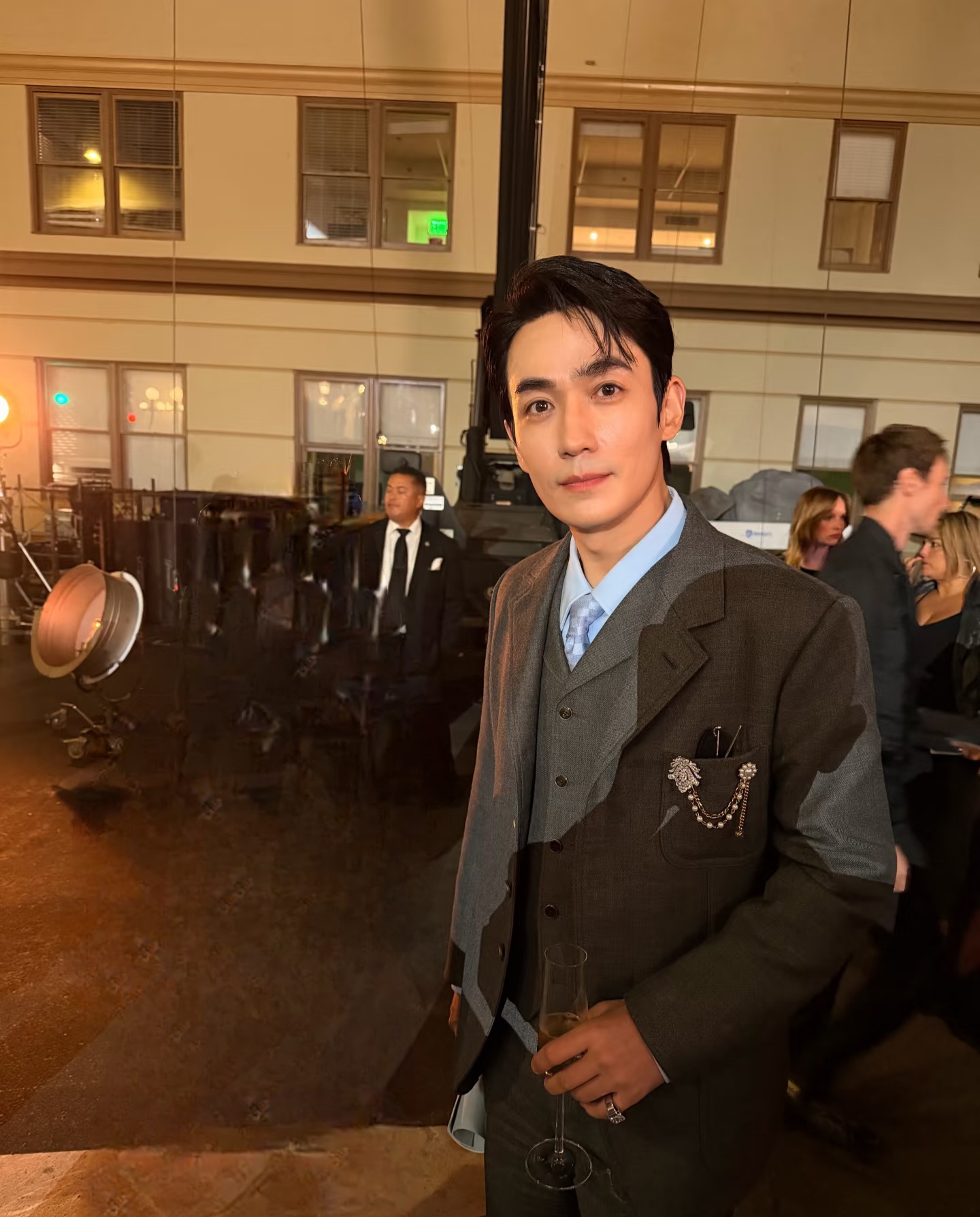 G社这个刁钻的拍摄角度，连1米7的刘亦菲和1米8的朱一龙也扛不住