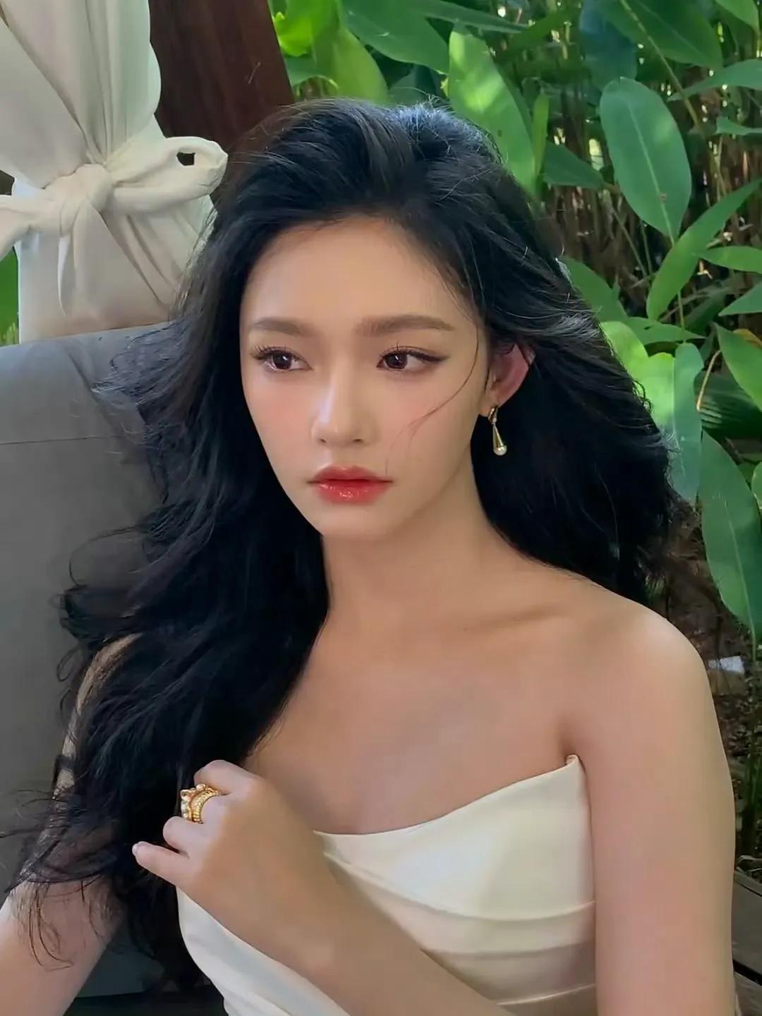 林允，白色长裙，浓郁的夏日少女气息，精致迷人