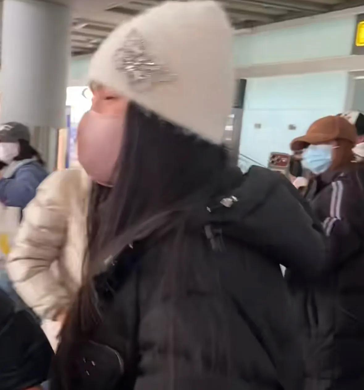 王诗龄假期回国,王岳伦又来接机,这一次的机场穿搭就很好看