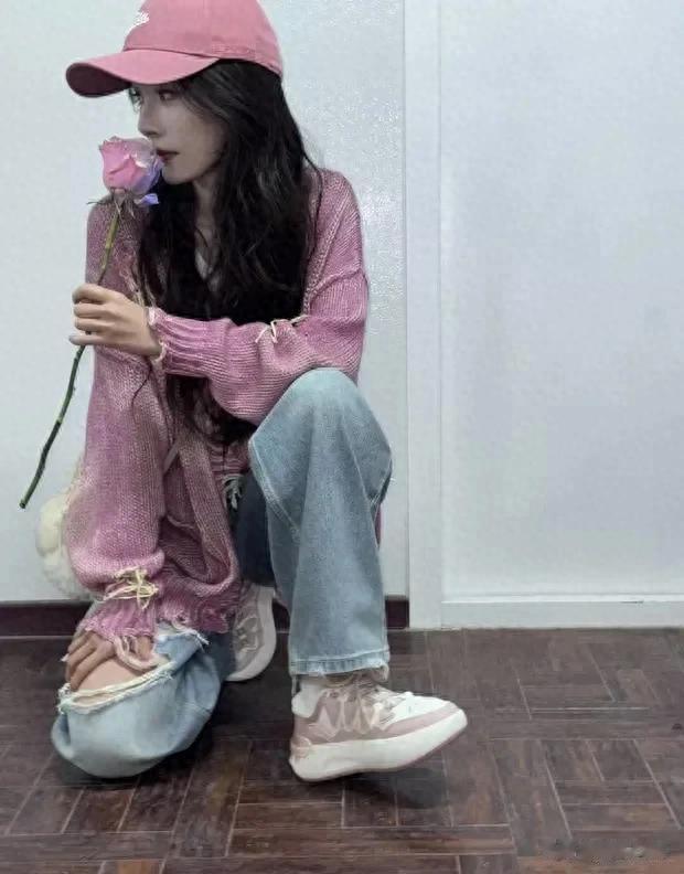 杨幂穿粉色上衣搭配破洞裤甜酷感拉满 手拿玫瑰温柔浪漫