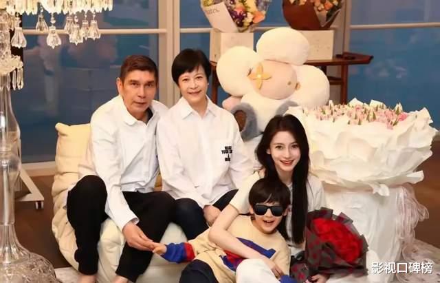 黄晓明一家四口参加周岁宴，小海绵替妈妈送出金手镯，懂事且体面