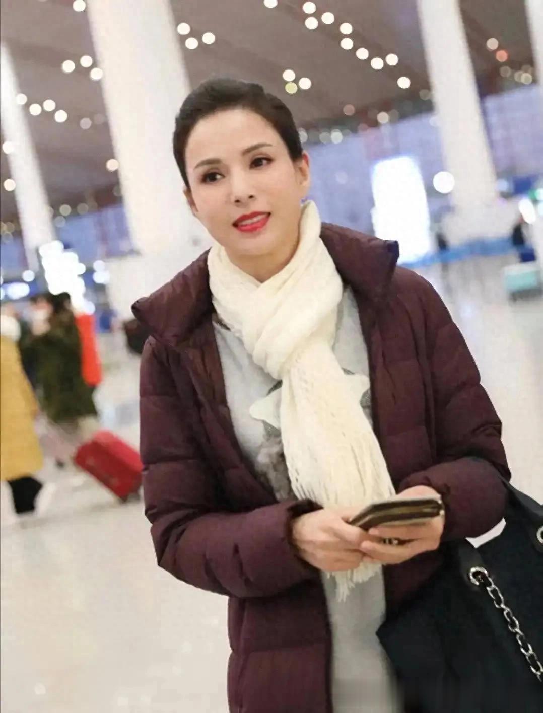 58岁李若彤科技美后大回春！穿羽绒服内搭灰色卫衣 时髦减龄又高级