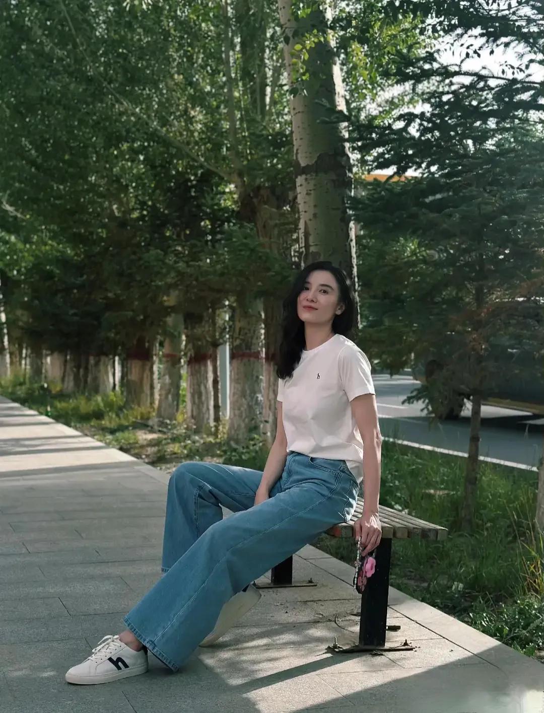 宋佳新分享美照，白T阔腿牛仔裤，轻松穿出随性高级感